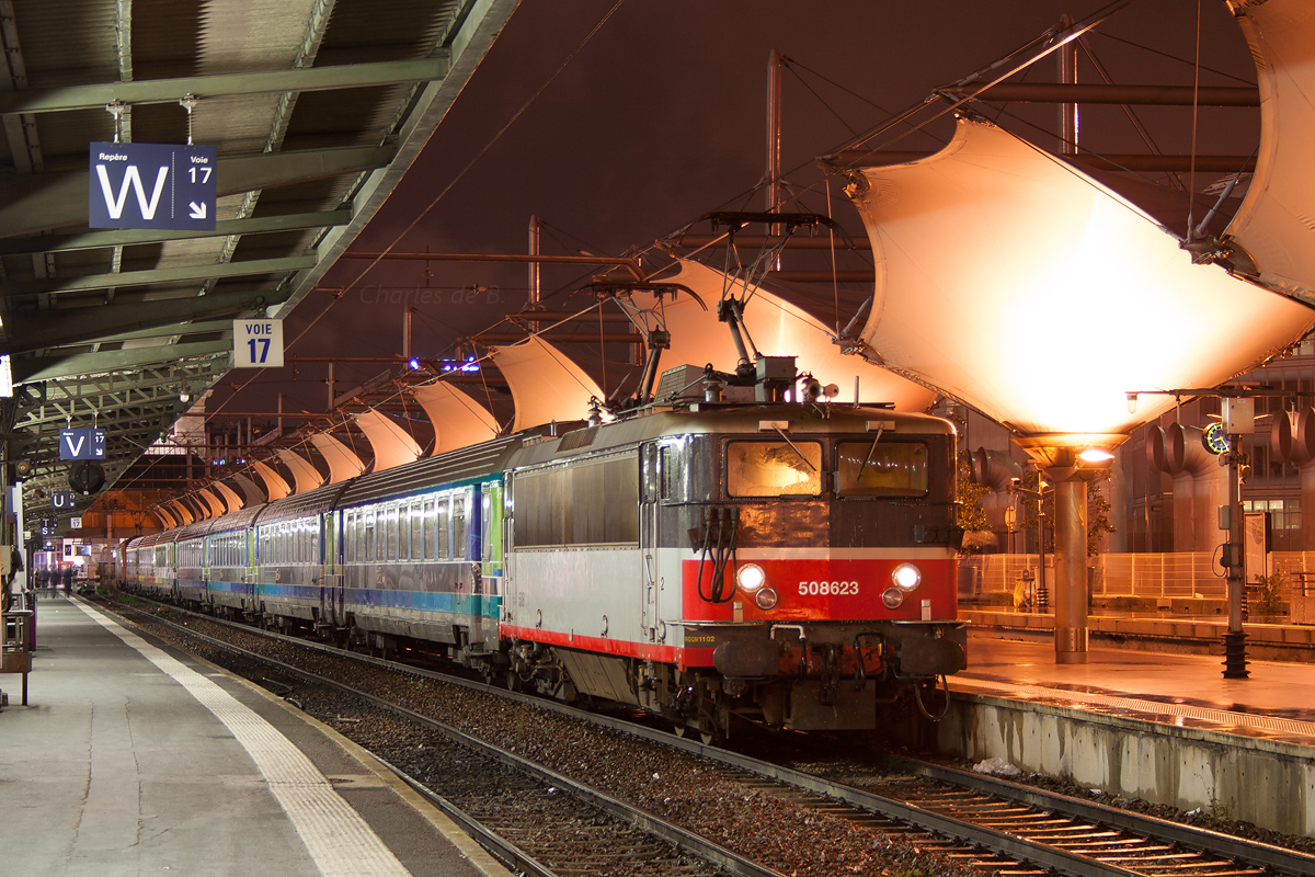 La BB 8623, en livrée Multiservices, s'apprête à assurer la remonte de la rame du Téoz 5978, en gare de Paris-Lyon. Depuis, les remontes des Intercités s'effectuent désormais au départ de la gare de Paris-Bercy.