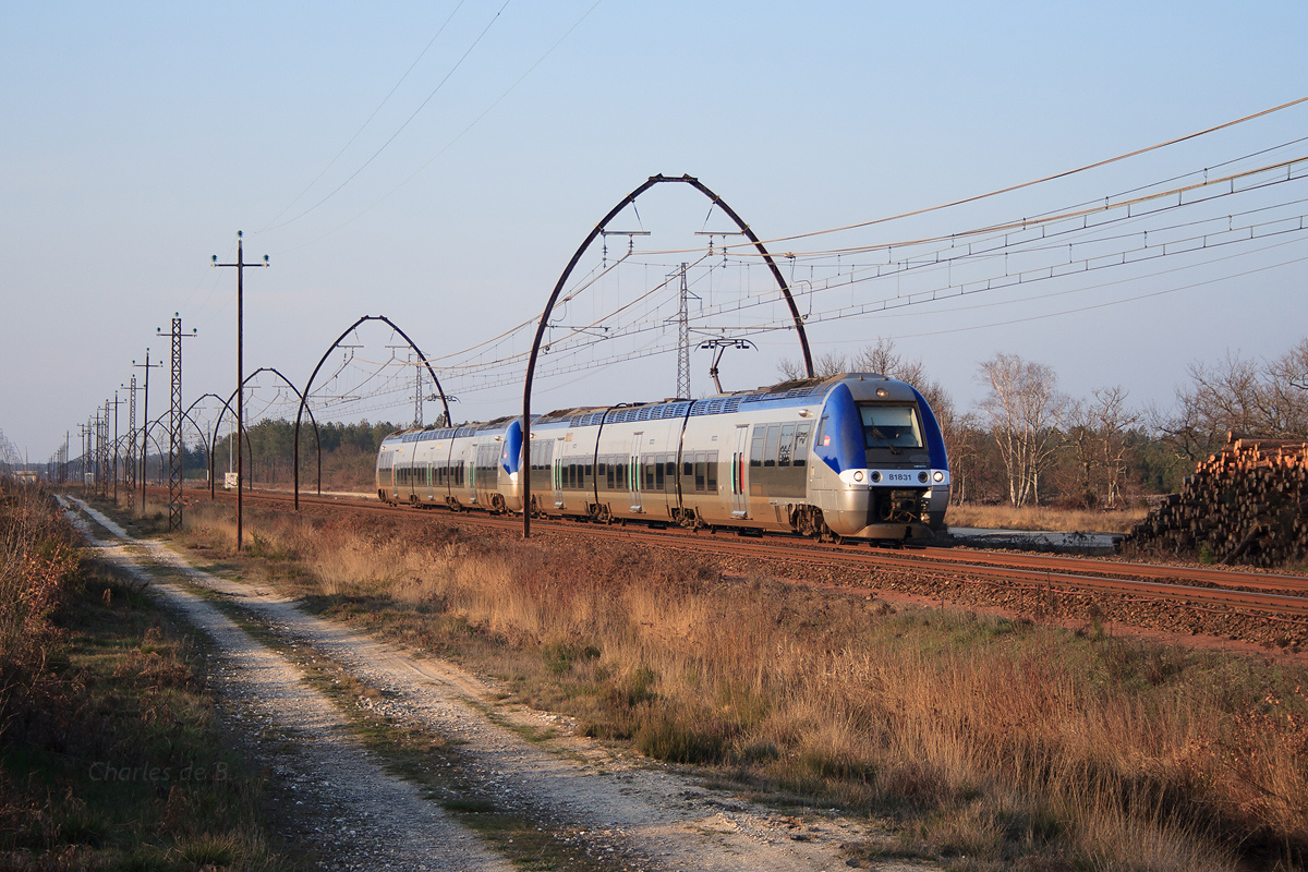 Avant de recevoir le pelliculage spécifique au TER Aquitaine, les B 81831/81832 et B 81776/81775 passent en UM, à Caudos, sur le TER 866031 Bordeaux-Saint-Jean - Mont-de-Marsan.