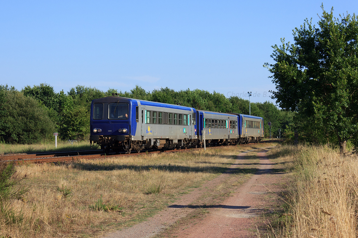 Le TER 865136 Bordeaux - Saint-Mariens arrive à son terminus, assuré par les X2234 et X2242 en UM encadrant l'XR6226. Les mois des X2200 du TER Aquitaine commencent à être comptés, poussés vers la sortie par les nouveaux Regiolis et Regio2N.