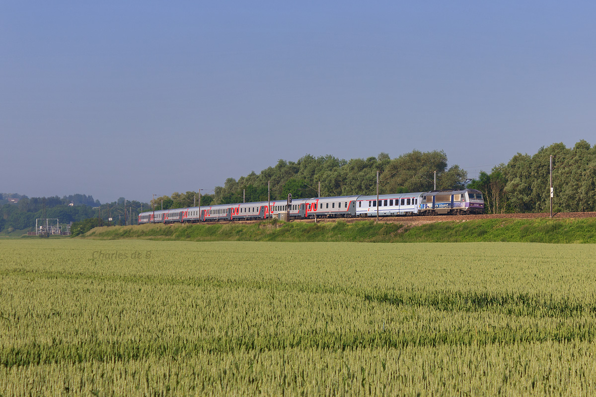 La BB 26163, en livrée "en voyage", est en tête du train 453 Paris-Est - Moscou à son passage à Chézy-sur-Marne, dans une belle lumière printanière.