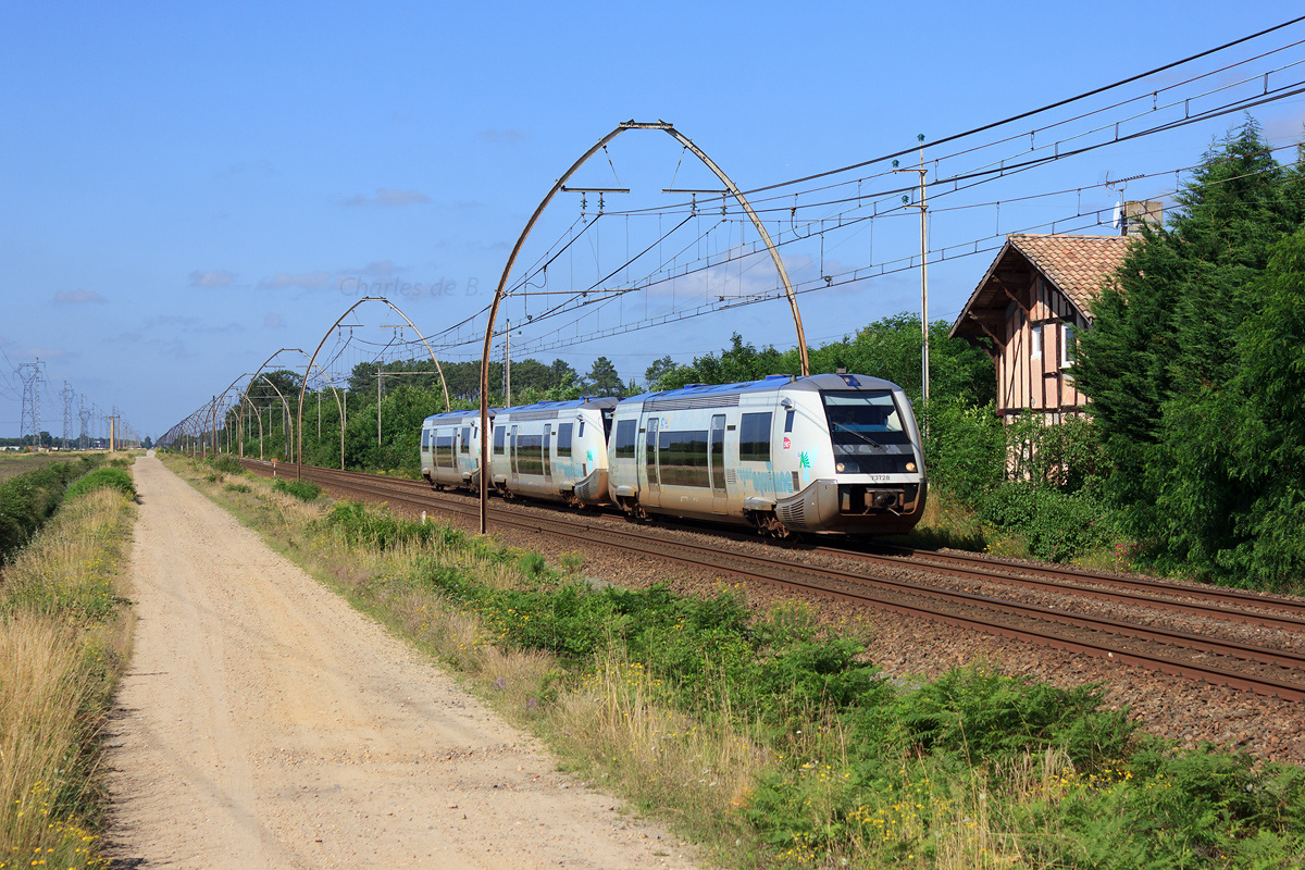 Remontant à Bordeaux en W depuis Bayonne, les X 73728, X 73729 et X 73573, tous trois pelliculés "TER Aquitaine", sont surpris à leur passage à Pierroton.