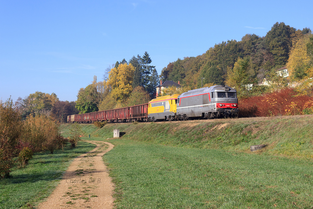 Les BB 67564 et BB 67567 en UM sont en tête de la desserte de Verneuil-sur-Vienne. Elles sont vues à leur retour, en direction de Puy-Imbert, avec 30 minutes d'avance, peu avant la gare d'Aixe-sur-Vienne.