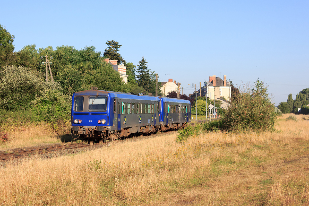 Les X 2141 et X 2137 en UM démarrent de Martigné-Ferchaud où ils viennent de marquer l'arrêt, direction Châteaubriant en cette belle matinée d'été.