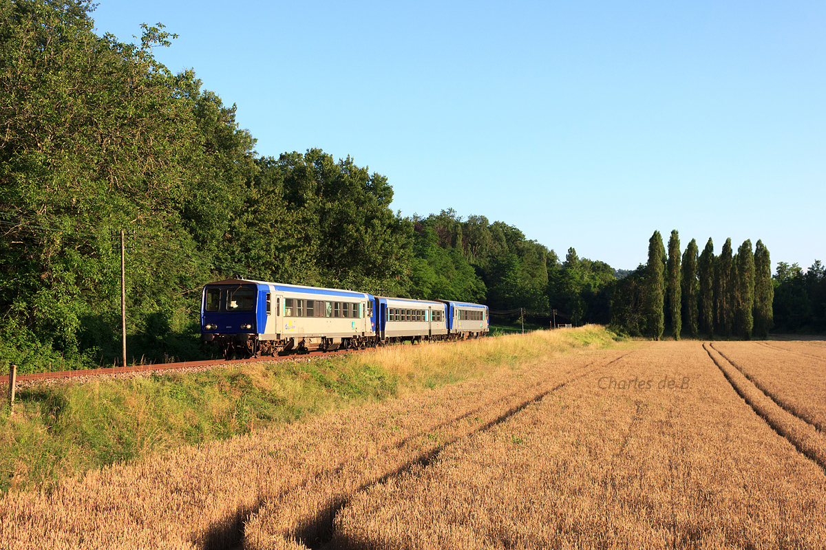 À deux jours de leur retrait définitif de service et donc de la ligne Bordeaux - Sarlat, les X 2223 et X 2238 en UM encadrant la XR 6075 filent vers Sarlat en cette belle soirée estivale.
À noter que, depuis, le X 2238 a été sauvegardé par l'association du CFHA (Chemin de Fer de la Haute-Auvergne).