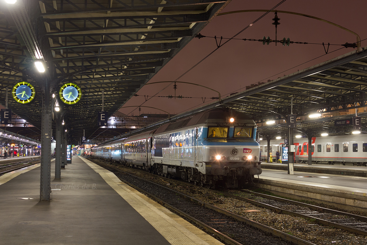 Il est 18h42, l'IC 1549 Paris-Est - Belfort s'apprête à quitter la capitale, mené par la CC 72049. En queue, la CC 72084 qui a assuré la remonte depuis Paris-Ourcq.
Il s'agit du tout dernier 1549 assuré en CC 72000/72100 + rame Corail en service régulier. Trois jours plus tard, le 6 février 2017, c'est une nouvelle rame Coradia Liner B 85000 qui sera en charge de ce train.