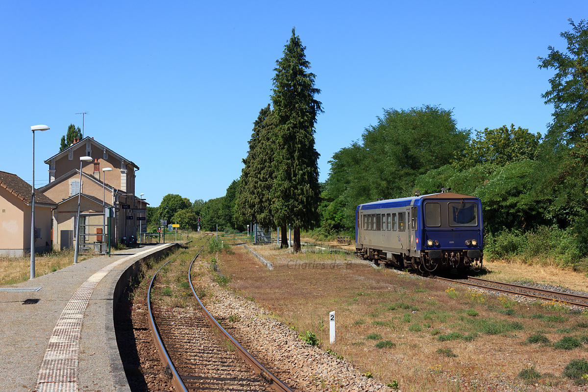 Le X 2251 en solo quitte la gare de Lussac-Les-Châteaux en direction de Limoges, après y avoir croisé un B 81500 assurant la relation inverse Limoges - Poitiers.
À noter que les derniers X 2200 du TER Limousin continuent alors à assurer encore provisoirement quelques rares circulations sur les lignes Limousines.