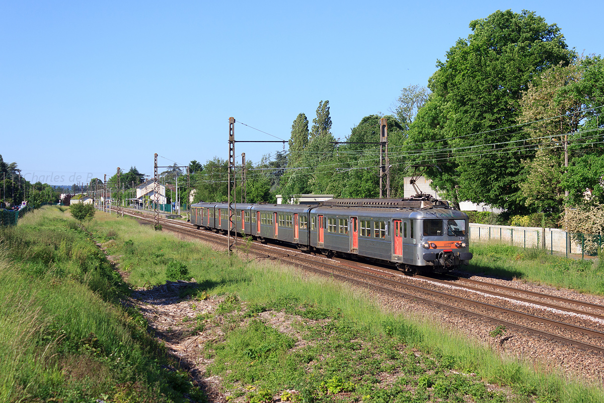 La Z 5339 assure le Transilien 151532 Montereau - Melun et quitte la gare d'Héricy. 
La présence des Z 5300 sur cette ligne est alors de plus en plus menacée avec l'arrivée alors prochaine des nouveaux Regio2N commandés par la région Ile de France.