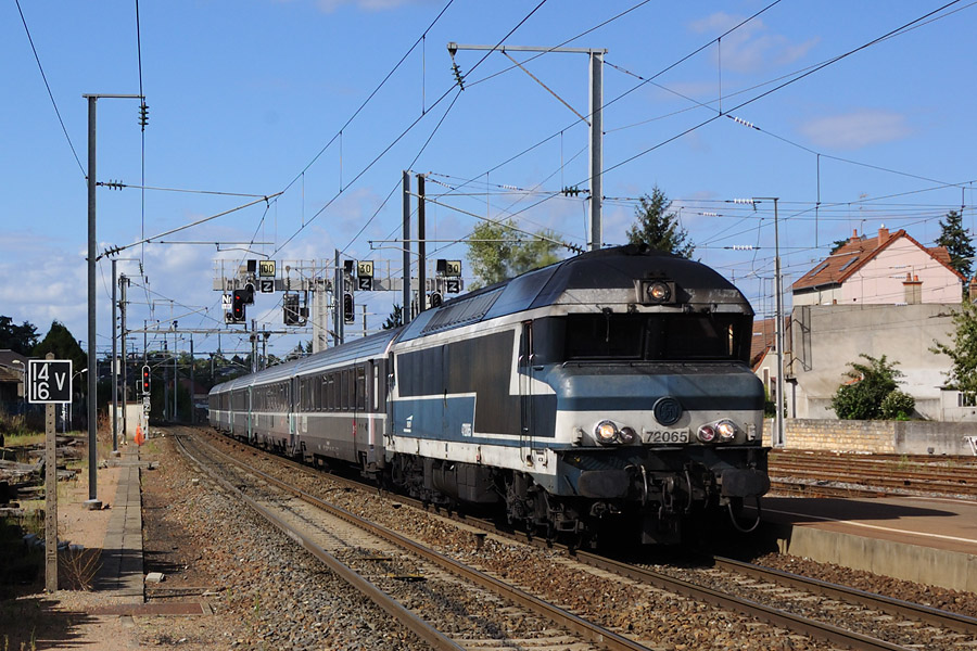 Le CIC 4407 Tours - Lyon, assur&eacute; par la CC 72065, s'appr&ecirc;te &agrave; desservir la gare de Moulins sur Allier.
