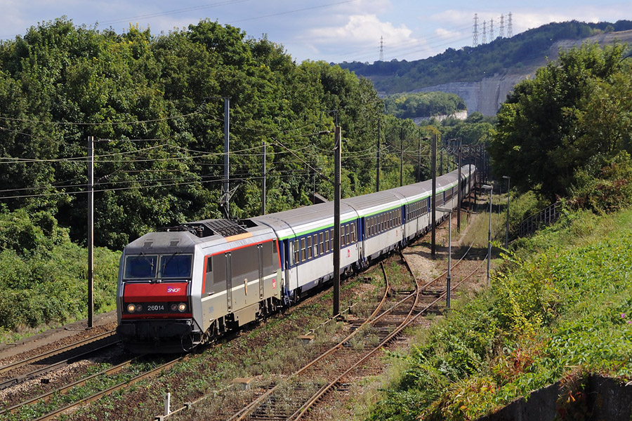 La BB 26014, au crochet du W 715971 Strasbourg - Caen. Cette rame repartira le soir vers Lourdes.
