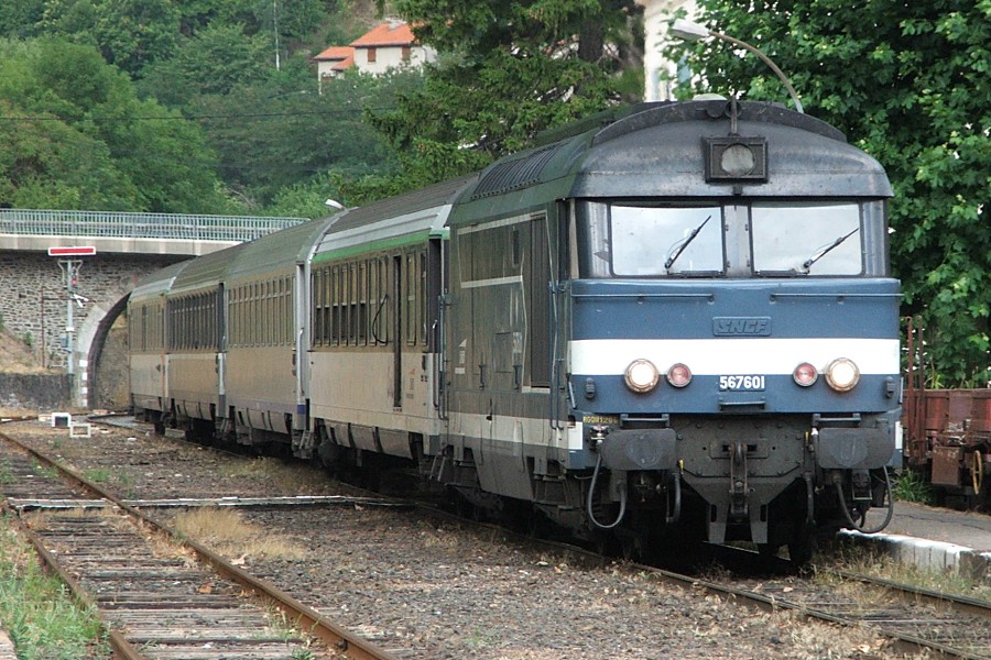 La BB 67601 en t&ecirc;te du TER 75563 Clermont-Ferrand - N&icirc;mes, en gare de Villefort.