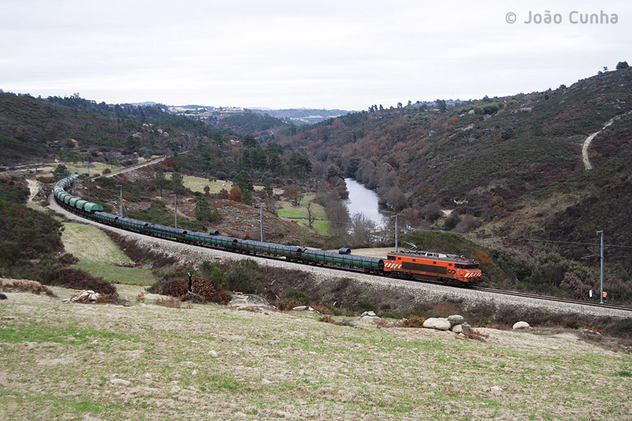 Train sp&eacute;cial d'acheminement d'acier et c&eacute;r&eacute;ales Vilar Formoso - Pampilhosa.