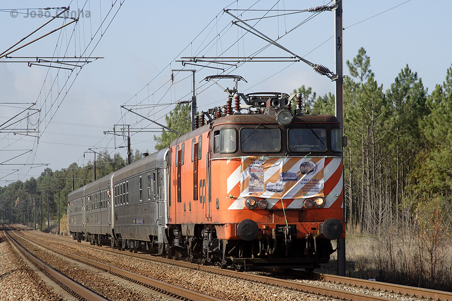 Train sp&eacute;cial d'amateurs (APAC) pour la comm&eacute;moration des 125 ann&eacute;es de la ligne de Beira Alta, et des 50 ann&eacute;es de service commercial des locomotives 2500.