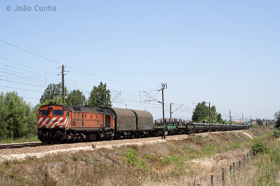 Train Pampilhosa - Louri&ccedil;al, avec acier pour Alfarelos