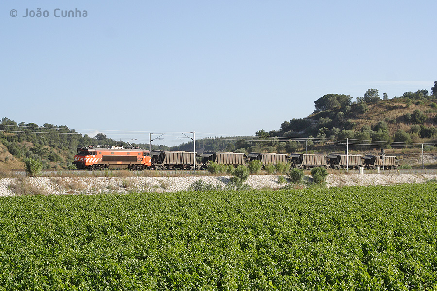 Train Entroncamento - Loulé, avec sable chargé à Santarém.
