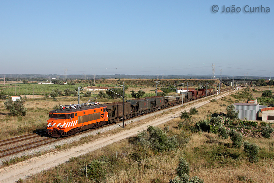 Train de wagons vides de transport de sable en provenance de Loul&eacute;.