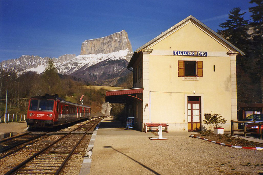 X 2744 modernis&eacute; SNCF du matin quittant la gare de Clelles-Mens sur fond de Mont Aiguille (2086m), relation Gap &agrave; Grenoble