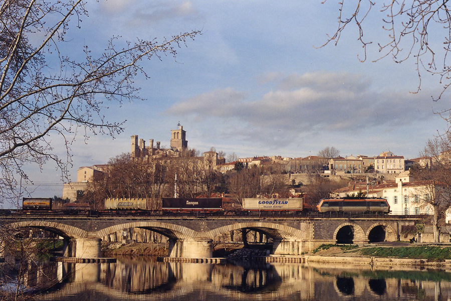 BB 26000 et porte-containeurs venant des Pyr&eacute;n&eacute;es Orientales se dirigeant vers la vall&eacute;e du Rh&ocirc;ne au dessus de l'Orb &agrave; B&eacute;ziers (H&eacute;rault) sur fond de cath&eacute;drale Saint Nazaire.