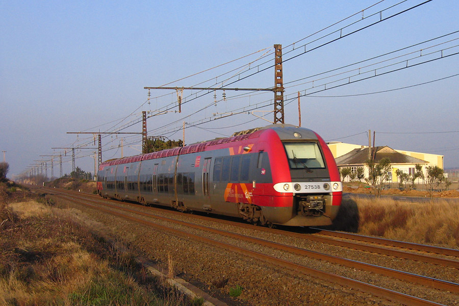 Z 27538 TER Languedoc-Roussillon &agrave; Vias (H&eacute;rault) longeant l'a&eacute;roport de B&eacute;ziers-Cap d'Agde.