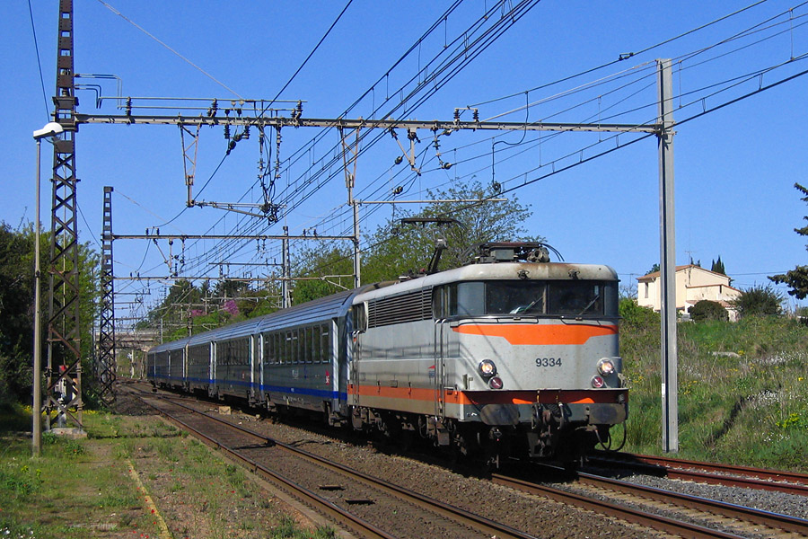 BB 9334 b&eacute;ton et TER Perpignan - Avignon Centre traversant la gare de Vias.