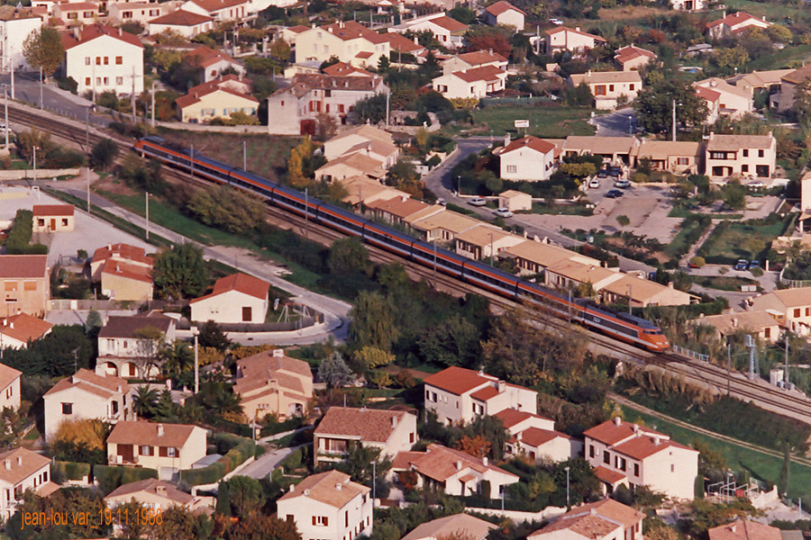 TGV SE premi&egrave;re g&eacute;n&eacute;ration de couleur orange &agrave; Solli&egrave;s-Pont (Var), vu depuis le village perch&eacute; de Solli&egrave;s-Ville.