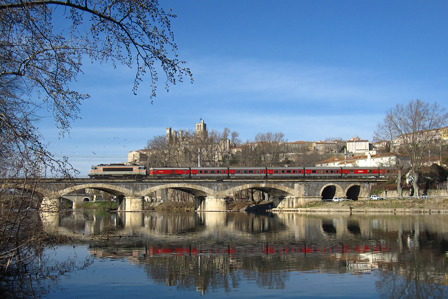 Le "Catalan Talgo" 71 Montpellier - Barcelona tract&eacute; par une BB 7200, franchissant le fleuve Orb &agrave; B&eacute;ziers au pied de la cath&eacute;drale St Nazaire.