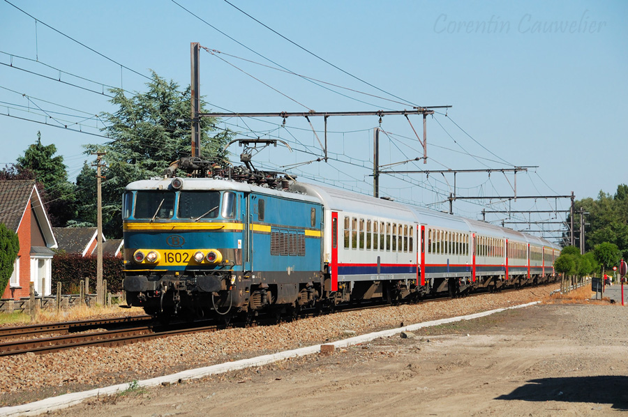 La 1602 remorque le train P 8002 (Schaerbeek - Ostende) , dans quelques secondes il va franchir la gare de Oostkamp.