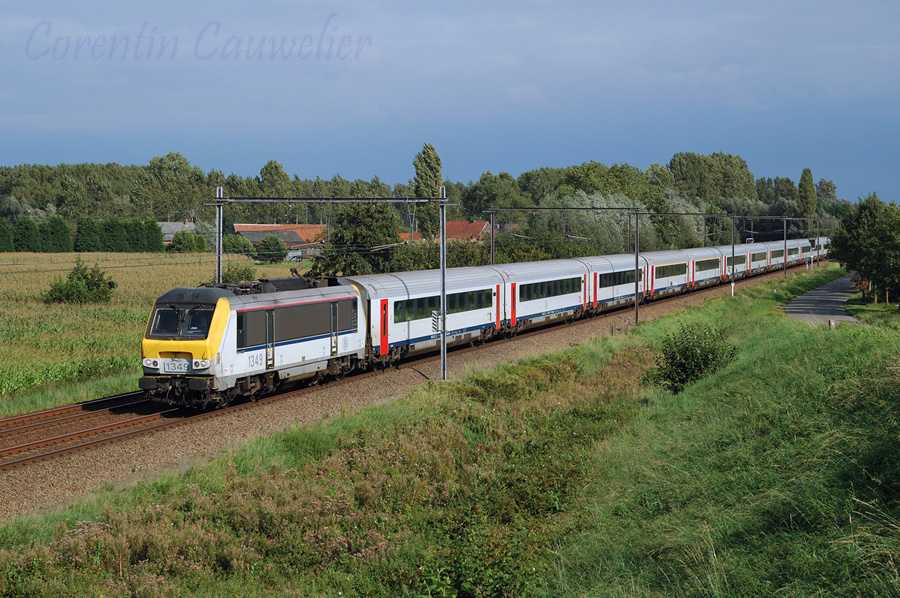 L' ICA 537 passe &agrave; hauteur de Hansbeke remorqu&eacute; par la 1349.