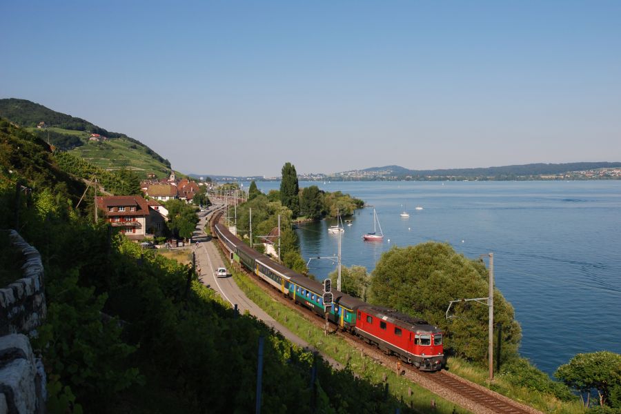 Train dispo (train de remplacement) au bord du lac de Bienne.