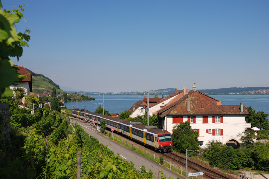 Train r&eacute;gional sur la section &agrave; voie unique &agrave; Gl&eacute;resse.
