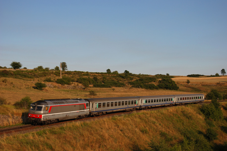 Le TER du soir Montpellier - Cleromont-Ferrand avant Langogne. Il est sur territoire Rh&ocirc;ne-Alpes pour revenir dans le Languedoc-Roussillon apr&egrave;s le viaduc des Bras &agrave; Langogne.