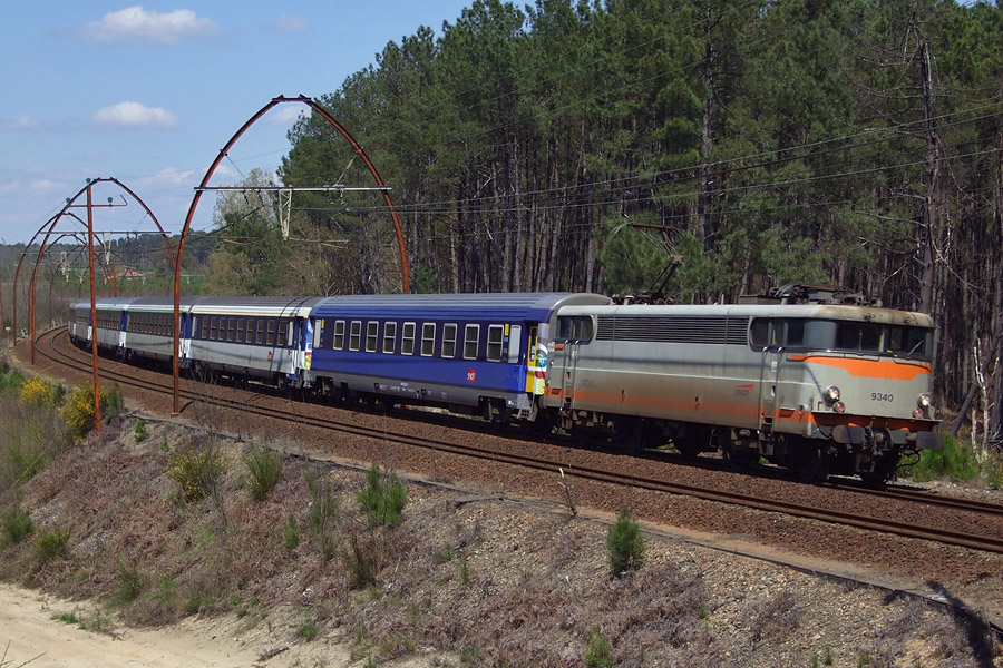 BB 9340 sur le W 722139 Bordeaux-Saint-Jean - Hendaye, près de Laluque.