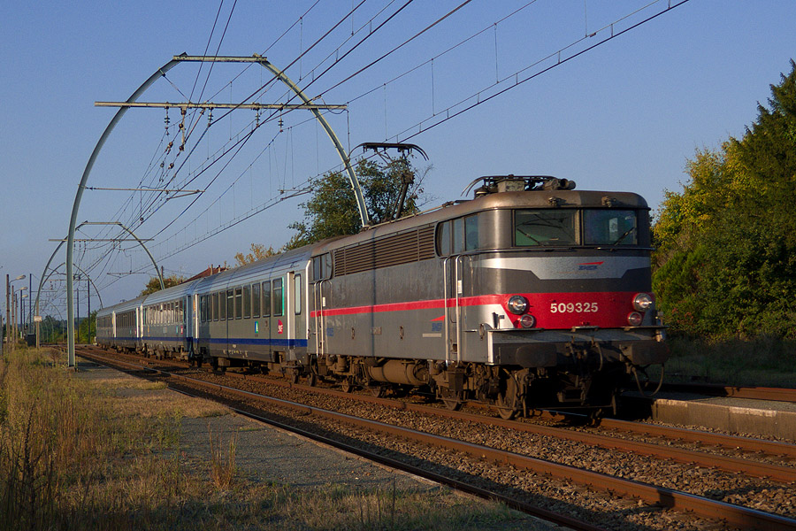 La BB 9325 en livr&eacute;e multiservice passe sans arr&ecirc;t &agrave; Rion des Landes. Elle assure le TER 866559 Bordeaux - Hendaye.