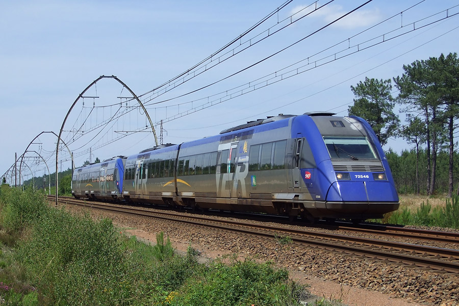 L'X 72545/6 avec l'X 72501/2 arrivant sur Morcenx sur le TER Bordeaux - Mont de Marsan.