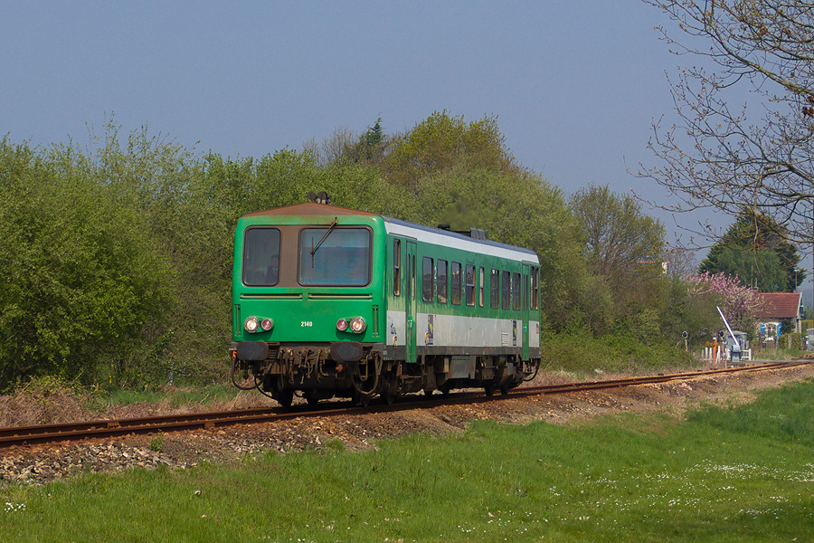 Entre la halte de la Hisse et Dinan, voici l'X 2140 qui vient de Dol de Bretagne et qui file sans arr&ecirc;t jusqu'&agrave; Dinan.