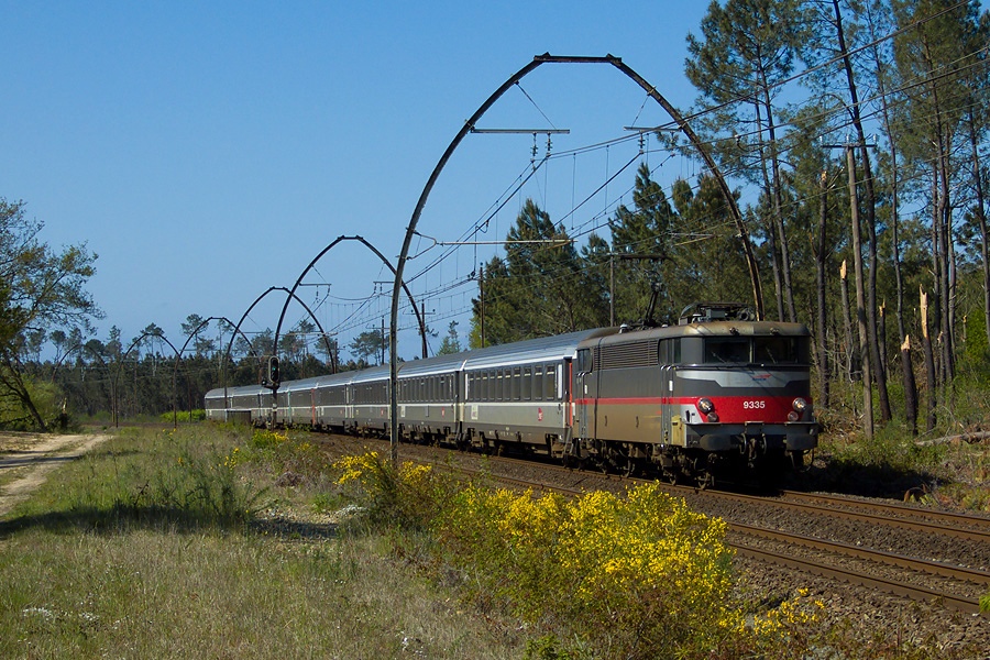 Le CIC 14167 Tarbes - Bordeaux est vu ici au sud de Morcenx avec la BB 9335 multiservice.
