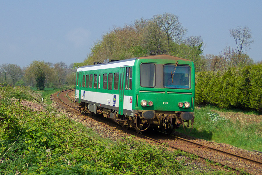 C'est l'X 2124 qui assure le TER N&deg; 854128, il arrive &agrave; la halte de Corseul-Languenan (entre Lamballe et Dinan).