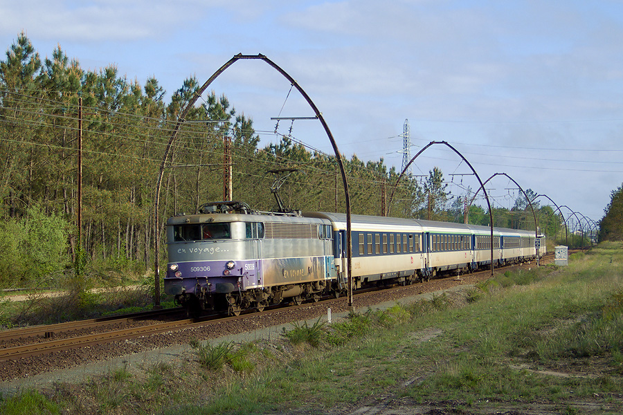 Le lun&eacute;a Nice - Irun vient de passer Morcenx, avec la BB 9306 "En Voyage...".