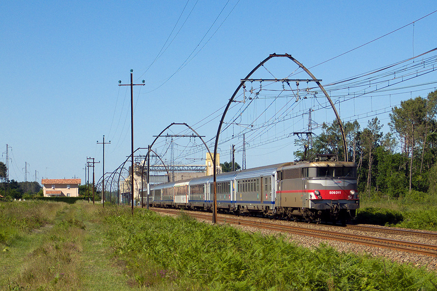 Sur un TER Bordeaux - Hendaye assur&eacute; par la BB 9311 Multiservice claire, il y a une belle composition de voitures Corail. Vu &agrave; Buglose &agrave; 5 minutes au nord de Dax.