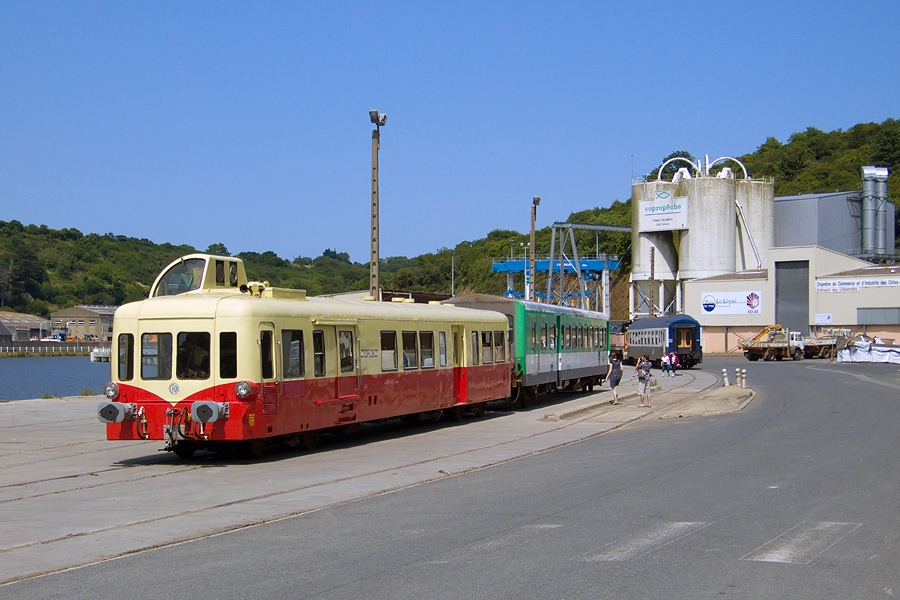 Sur le port du L&eacute;gu&eacute; &agrave; Saint Brieuc, voici gar&eacute; l'X 3890 de l'association du CFCB avec une XR non r&eacute;nov&eacute;e.