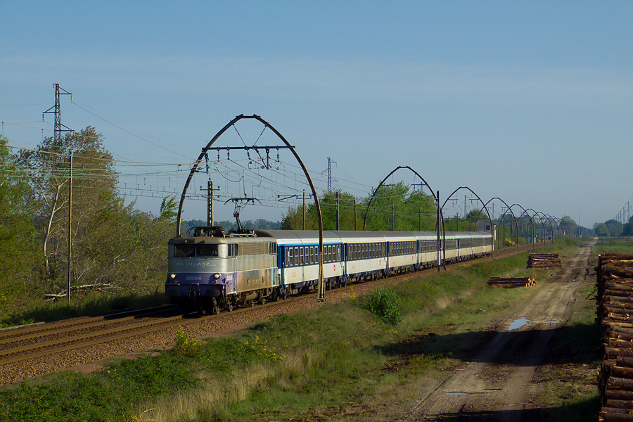 La BB 9306 En Voyage passe &agrave; Solf&eacute;rino, sur le parcours du Lun&eacute;a Nice - Irun (en passant par Bordeaux).