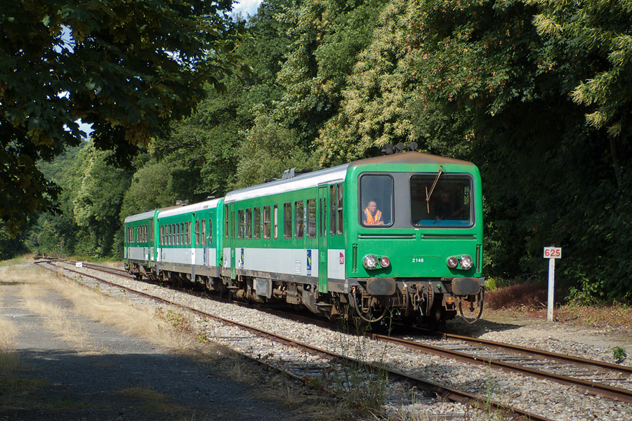 Le train touristique du Blavet Oc&eacute;an, sur la ligne Auray - Pontivy, arrive &agrave; la halte de Saint Nicolas des Eaux. Ce jour l&agrave; il &eacute;tait compos&eacute; de l' X 2146 + XR + X 2116. Cette ligne est quasiment abandonn&eacute;e. Ne subsiste que le car et seuls quelques trains de marchandises circulent encore, ainsi que les trains touristiques.