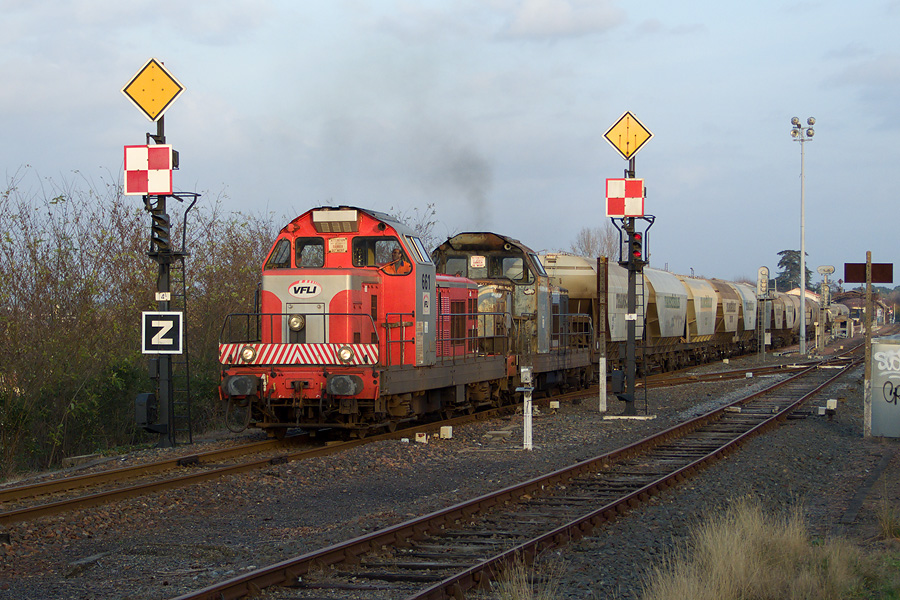 &Agrave; la sortie de la gare de Mont de Marsan, voici deux BB 66000 VFLI sur un train de c&eacute;r&eacute;ales en provenance d'Aire sur l'Adour. Apr&egrave;s une halte &agrave; la gare, le train repart pour aller &agrave; Morcenx.
