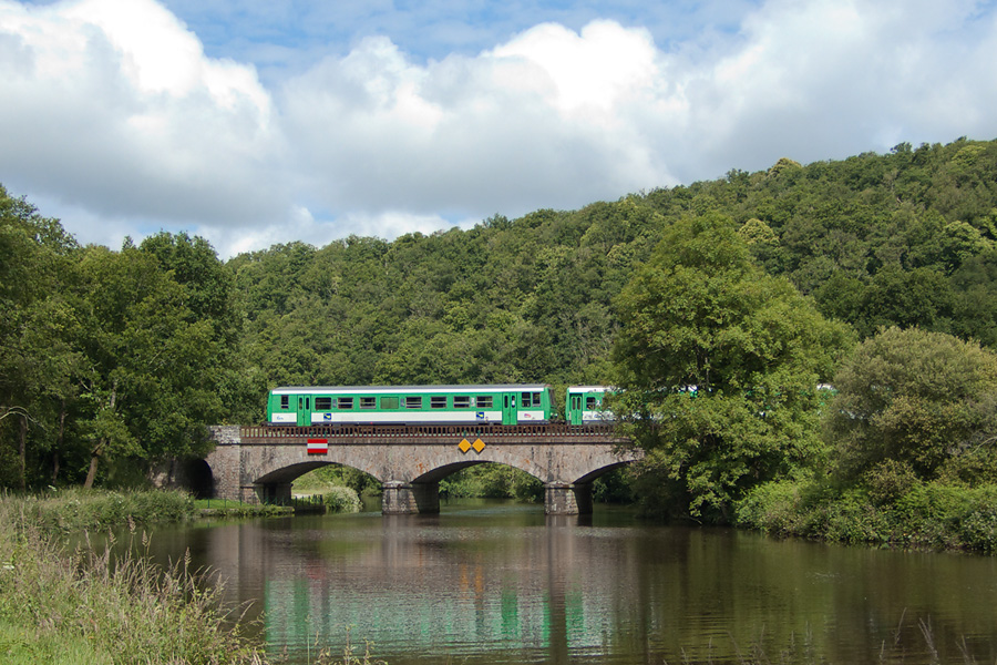 Le train touristique du Blavet Oc&eacute;an &eacute;tait aujourd'hui surnomm&eacute; "Le Train des Chorales" pour emmener du monde dans le petit village de Saint Nicolas-des-Eaux. Ce train a circul&eacute; sur la ligne Auray - Pontivy ; il est vu ici &agrave; Saint Nicolas-des-Eaux en train de franchir le Blavet.