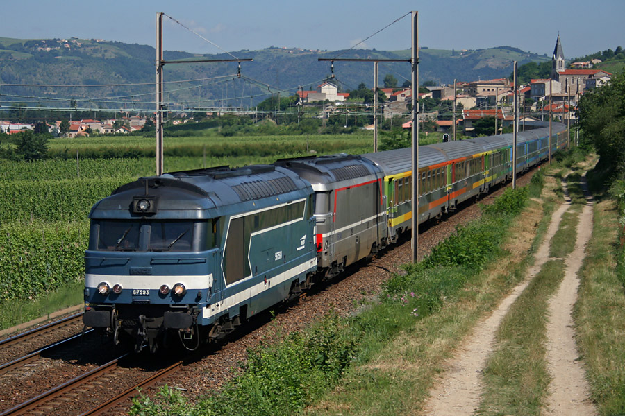 Vue du train N&deg;22279 transportant les supporters de rugby de Clermont-Ferrand pour un match &agrave; Marseille. Il est vu ici pr&egrave;s de la commune de Gervans, tract&eacute; par une UM de BB 67400.