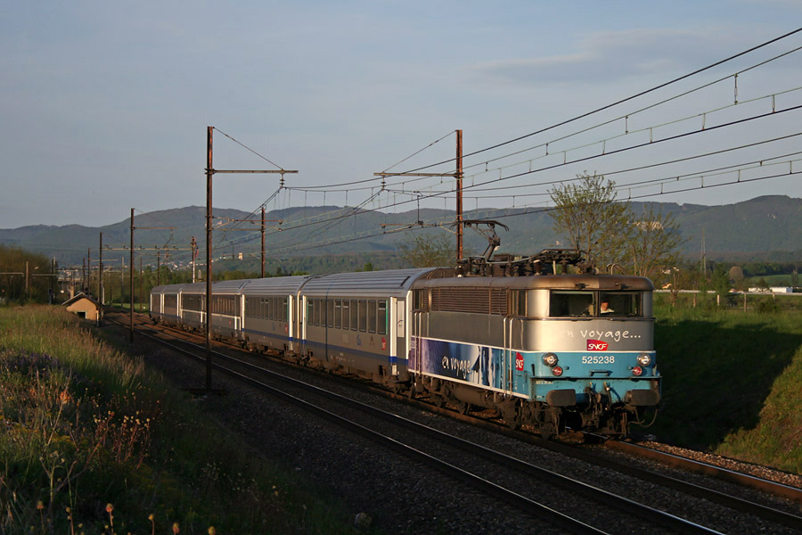 Il s'agit d'une sc&egrave;ne classique d'une fin de journ&eacute;e pour cette vieille locomotive qui retourne vers l'agglom&eacute;ration lyonnaise apr&egrave;s s'&ecirc;tre ressourc&eacute;e &agrave; Aix-les-Bains.