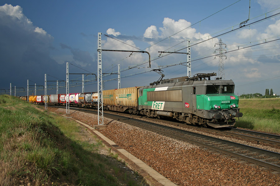 La 22275 en livr&eacute;e FRET vient de passer devant le Poste 3 de Perrigny avec son train multicolore et va aborder le triage de Gevrey avant de partir vers le sud en s'&eacute;loignant de l'orage qui menace...