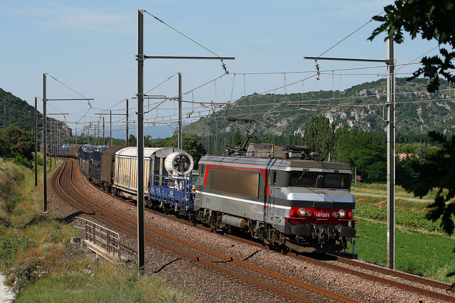 La première des BB 7200 dans sa belle livrée Multiservices tracte un train de fret diffu de la région Lyonnaise vers la Provence en empruntant la ligne de la rive droite du Rhône à Viviers (07).