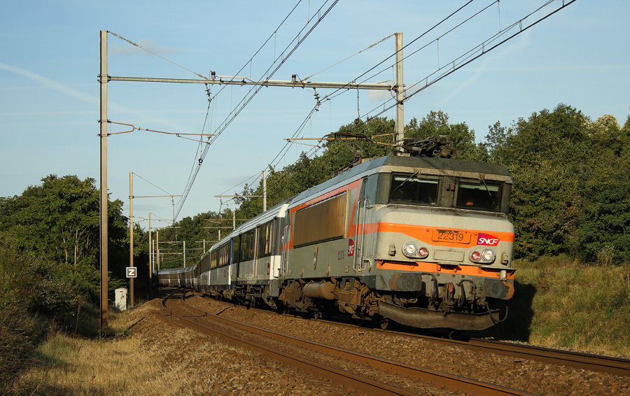 Une 22200 en livr&eacute;e b&eacute;ton tracte cette longue rame vide qui fera un voyage de la M&eacute;diterran&eacute;e &agrave; Lourdes avec des p&egrave;lerins &agrave; son bord.