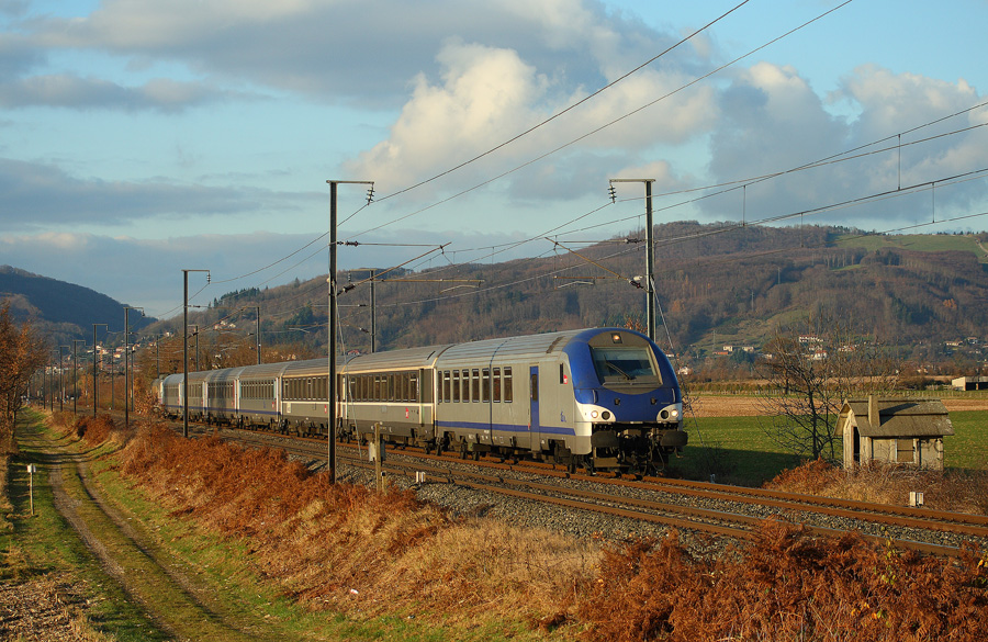 Une rame r&eacute;versible avec un B5uxh en t&ecirc;te se rapproche de son terminus dauphinois.