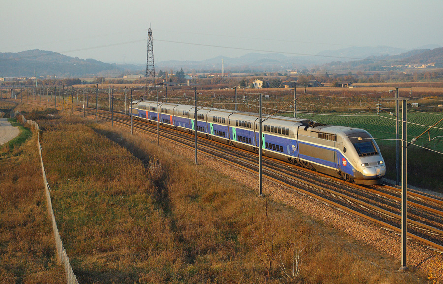 Le Duplex 223 file &agrave; travers les collines du nord de la Dr&ocirc;me sous les derniers rayons de soleil de cette journ&eacute;e automnale.